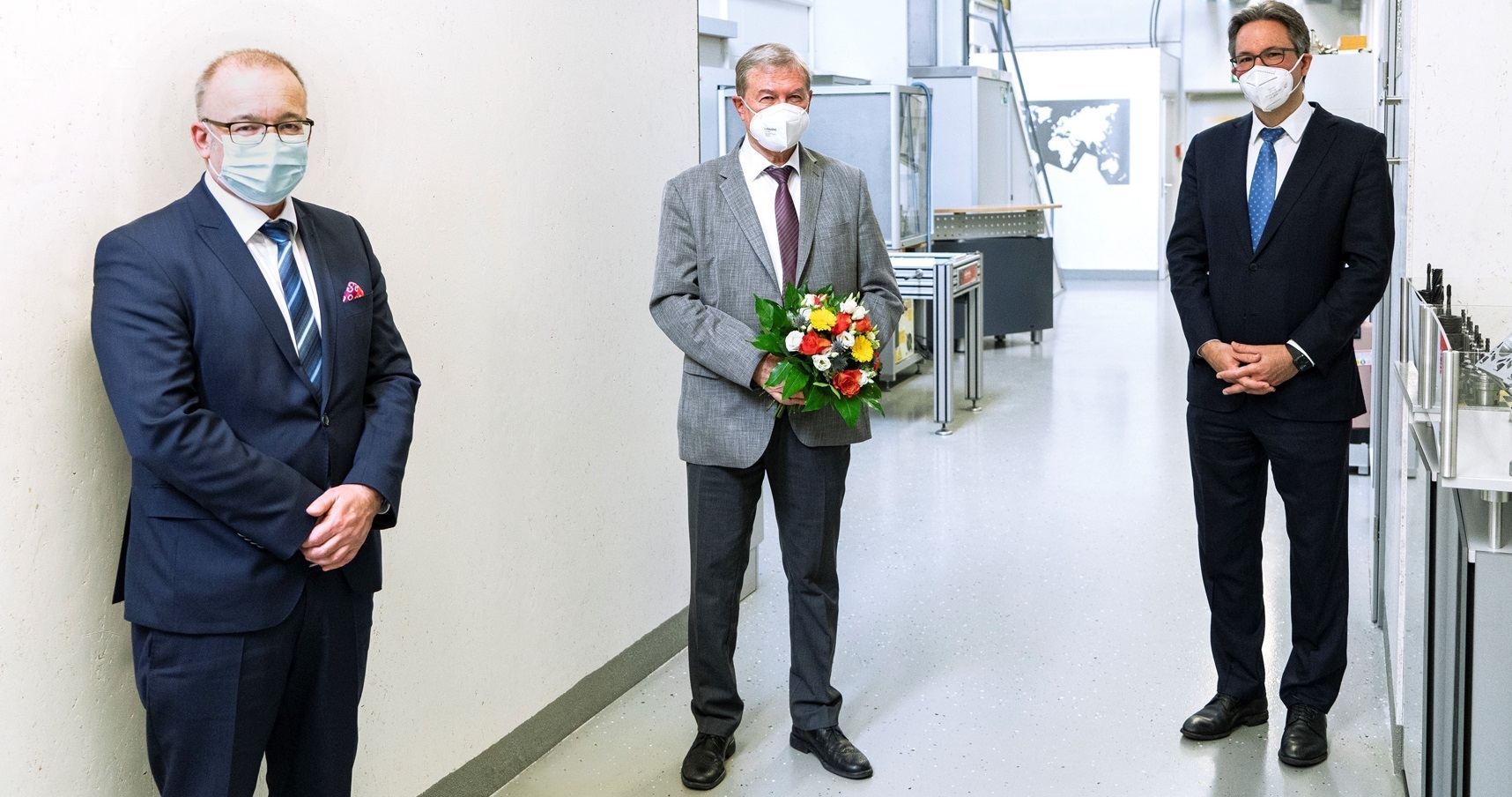 Oliver Gühring (Inhaber und Vorsitzender der Gesch?ftsführung, rechts) und Bernd Schatz (Gesch?ftsführer Finanzen, links) gratulierten Horst Grüner zu 60 Jahren bei Gühring.